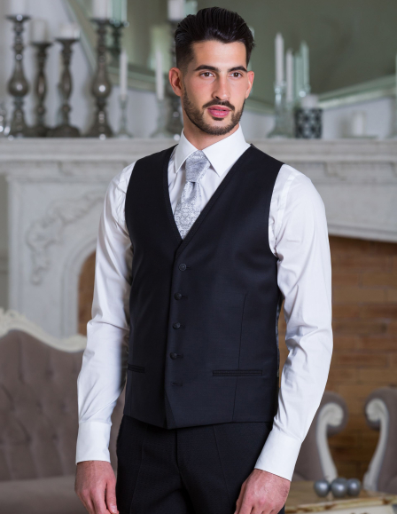 Fekete állógalléros öltöny fekete mellénnyel