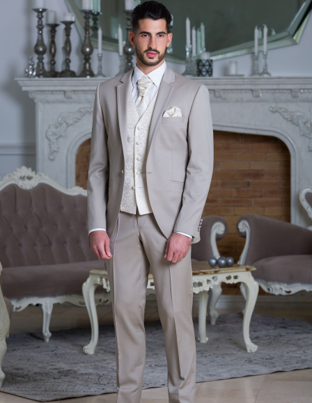 Homokszínű öltöny világos szatén mellénnyel