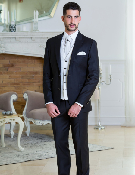 Fekete elegáns öltöny, világos szatén mellénnyel