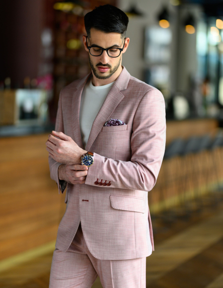 Laza, nyári rózsaszín öltöny