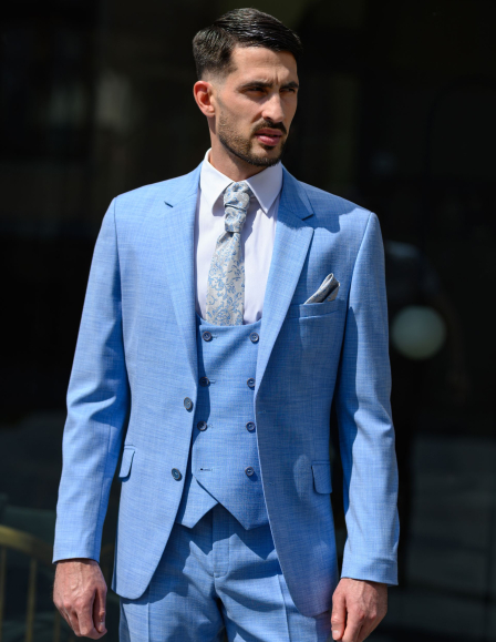 Világoskék öltöny