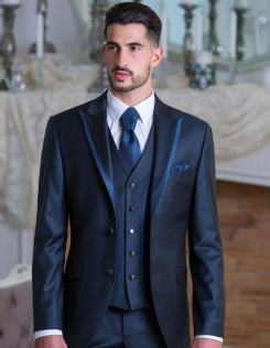 Fényes sötétkék öltöny kék szaténnal szabott