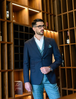 Sötétkék öltöny kékeszöld mellénnyel