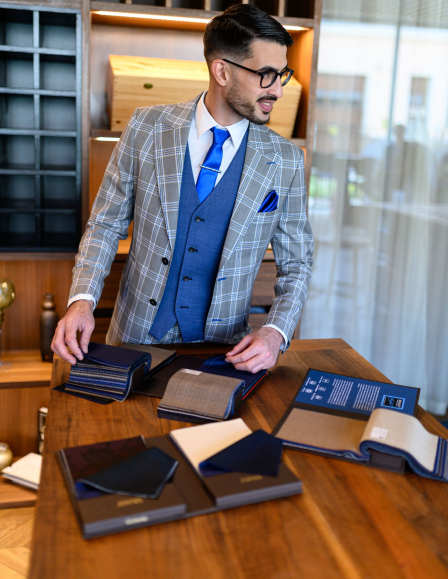 Kockás öltöny kék mellénnyel