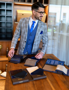 Kék kockás öltöny egyszínű mellénnyel