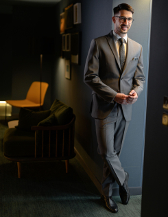 Szürke üzleti öltöny