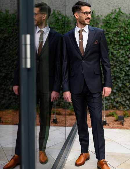 Sötétkék üzleti öltöny