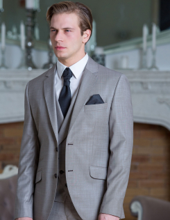 Világosszürke öltöny