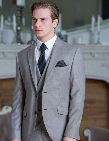 Világosszürke öltöny