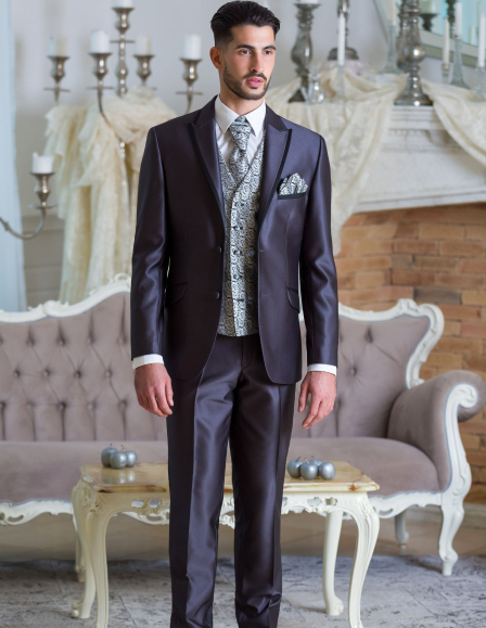 Fényes szürke öltöny