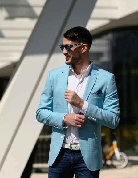 Világoskék férfi sportzakó fehér gombokkal