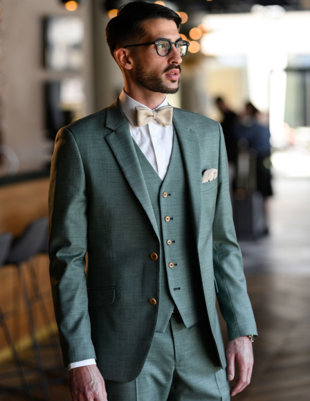 Zöld öltöny zöld mellénnyel