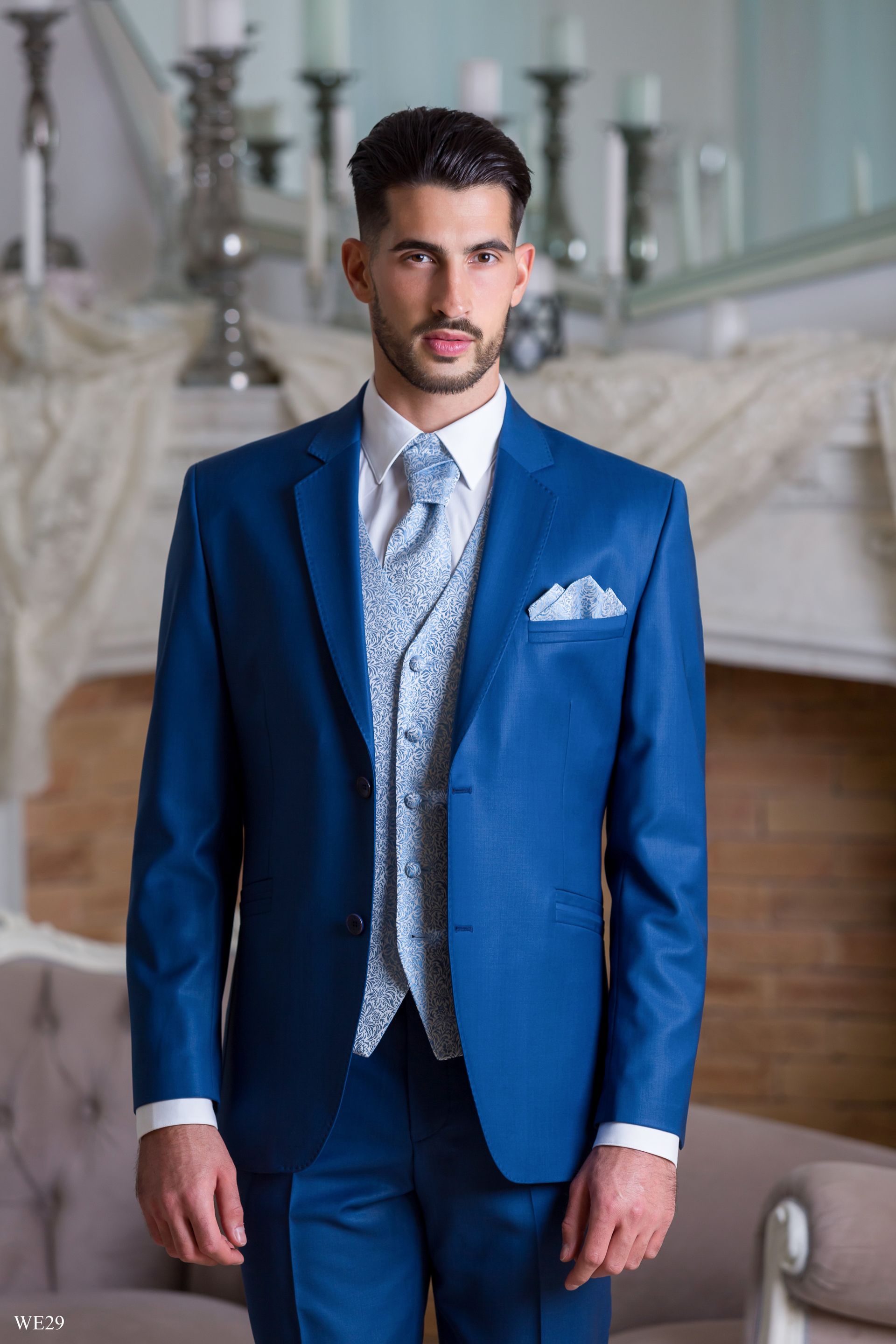 Magas fényű öltöny