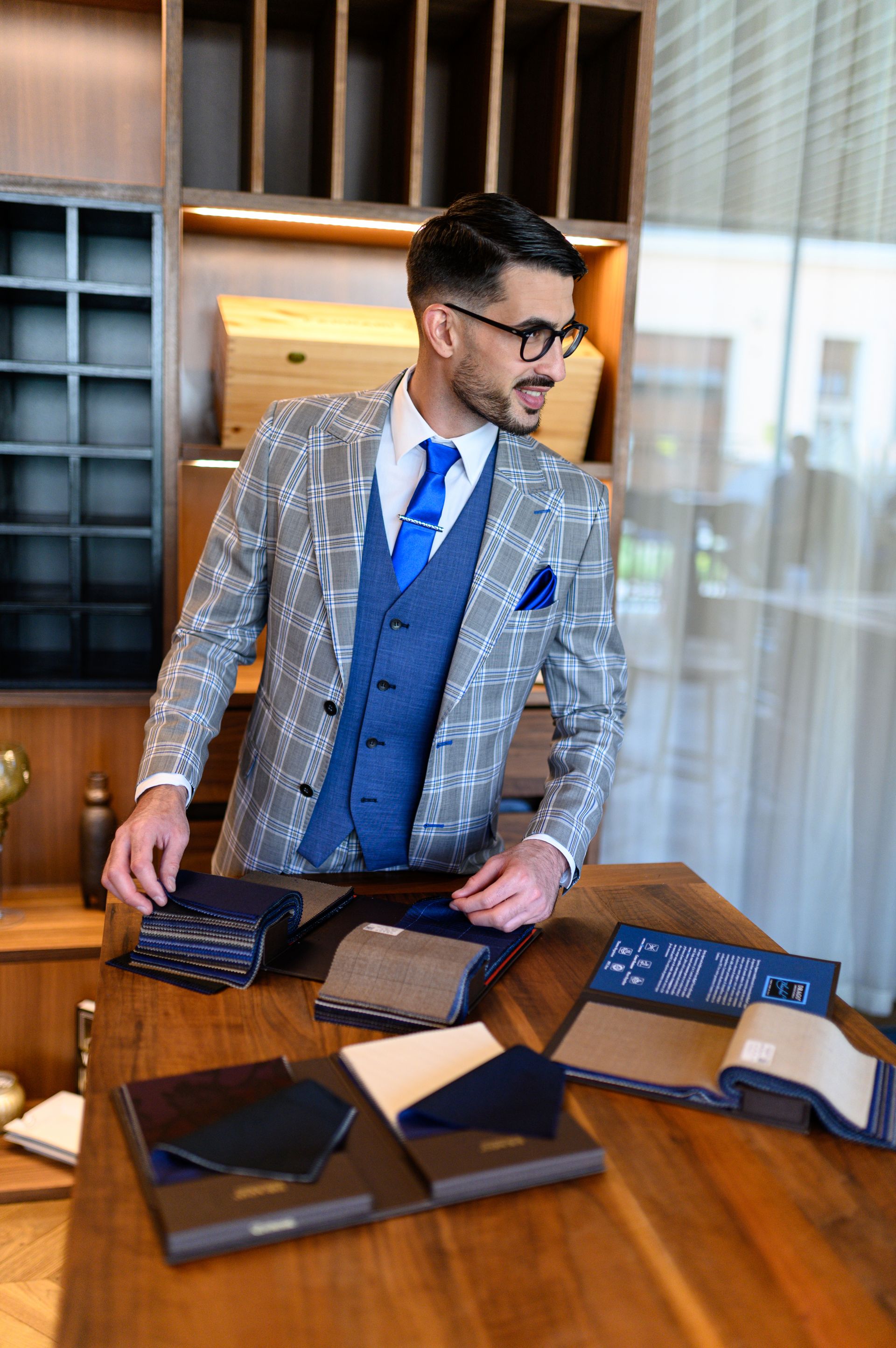 Egyedi férfi öltöny nagy anyagválasztékkal