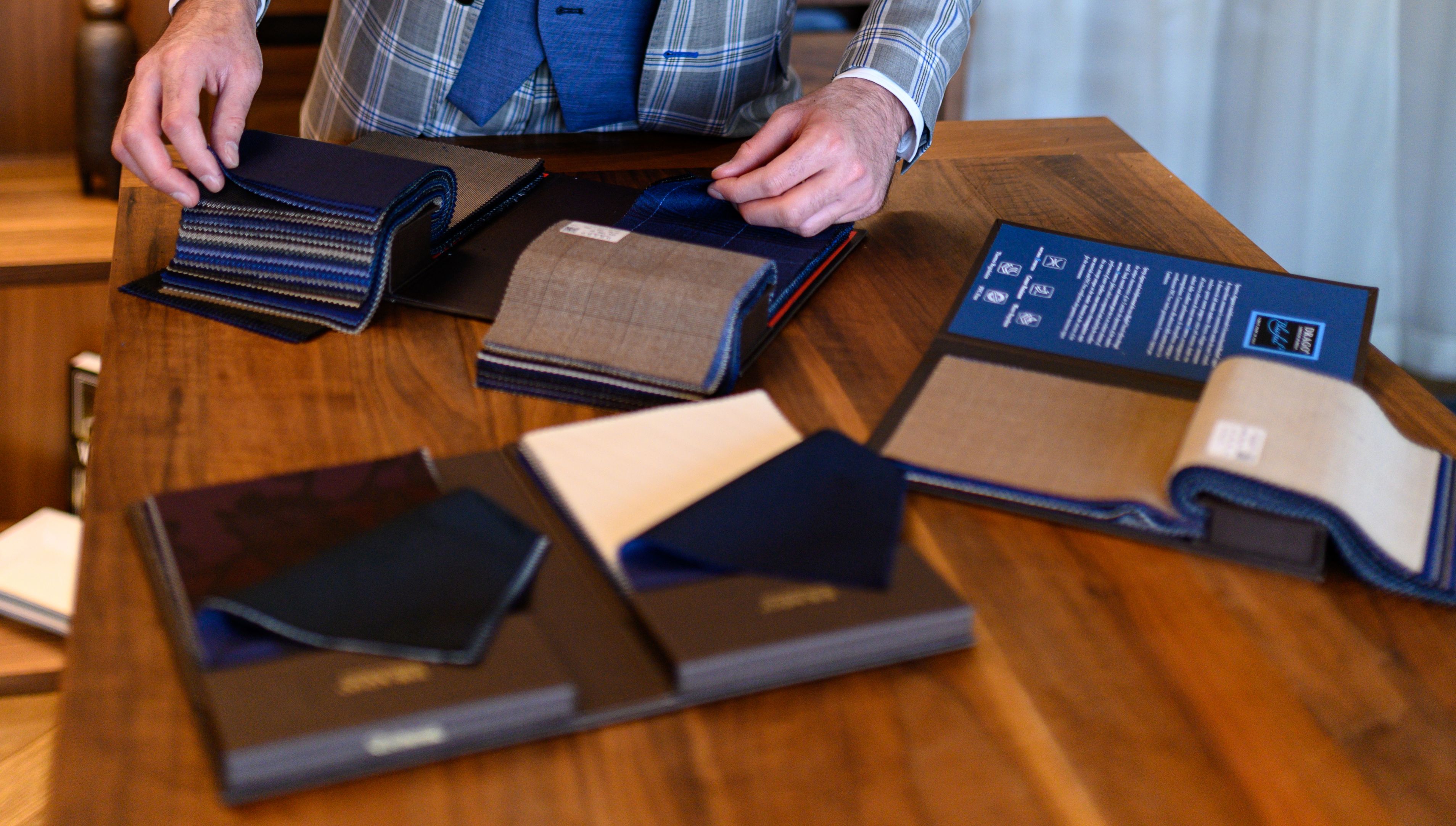 szövet kiválasztás extra nagyméretű öltönyök