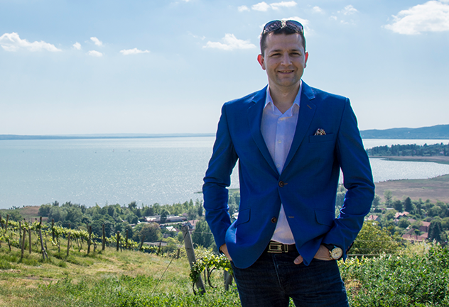 Péter - üzletvezető, tulajdonos